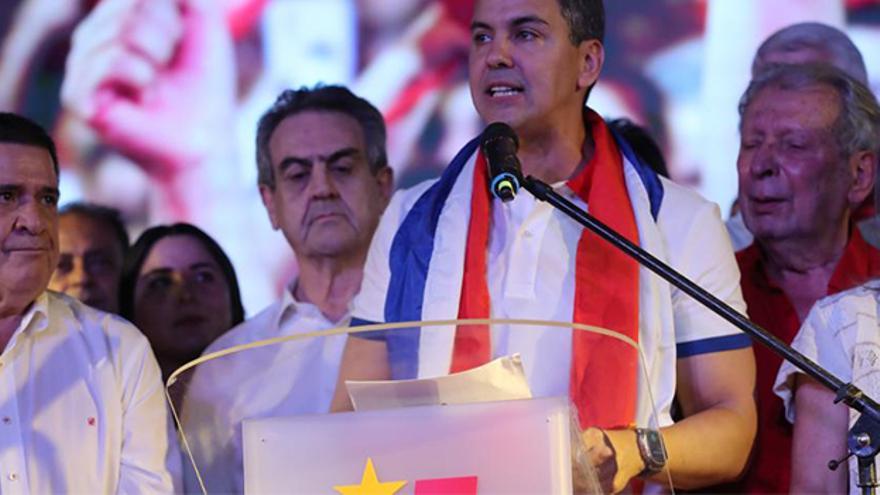 El presidente electo del Partido Colorado, Santiago Peña, habla desde su sede de campaña tras su victoria. (EFE)