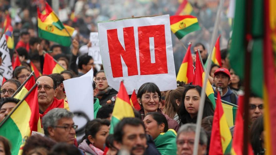 Partidos de oposición y colectivos ciudadanos critican al tribunal por habilitar a Evo Morales para la reelección presidencial. (EFE)