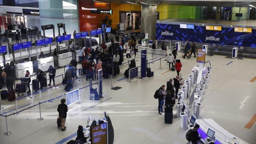 Pasajeros hacen fila para ser atentidos en el Aeropuerto Logan de Boston, Massachusetts, este 11 de enero de 2023. (EFE/Cj Gunther)