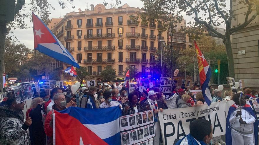 Unas 300 personas marcharon este lunes por el Paseo de Gracia, en Barcelona, donde hubo otras dos manifestaciones de apoyo al 15N en Cuba. (Cortesía)