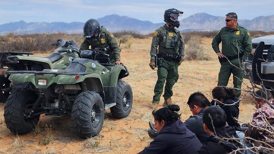 La Patrulla Fronteriza durante la detención de un grupo de migrantes irregulares en la frontera sur de EE UU (Twitter/@USBPChief)