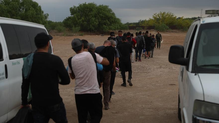 Un grupo de migrantes es procesado por agentes de la Patrulla Fronteriza de EE UU en el sector Del Río. (@USBPCChiefDRT/Twitter)