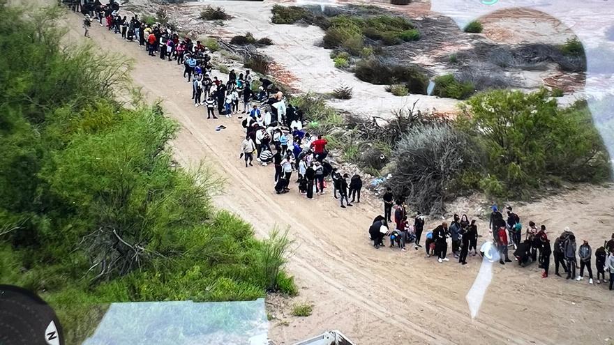 Este viernes 1.000 migrantes se entregaron a la Patrulla Fronteriza en Eagle Pass (Texas).  (@BillFOXLA)