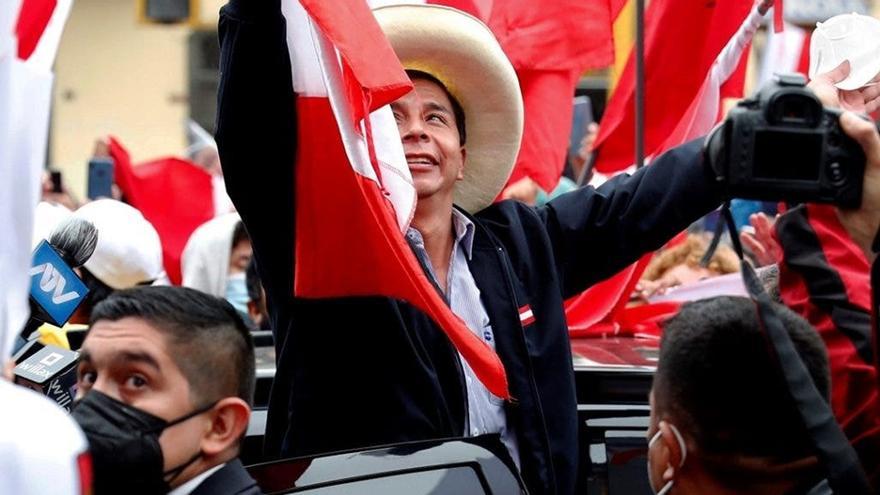 El candidato presidencial Pedro Castillo celebra junto a sus simpatizantes tras el reciente recuento de votos de las elecciones presidenciales, este lunes, en las calles de Lima (Perú). (EFE/ Paolo Aguilar)