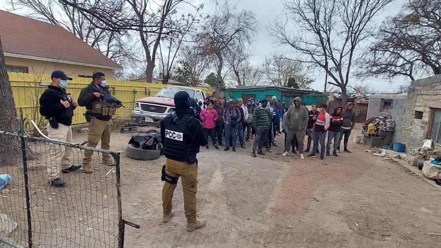 La policía municipal de Piedras Negras, en Coahuila (México), detuvo a 46 cubanos ocultos en un taller mecánico. (NP Noticias Piedras Negras)