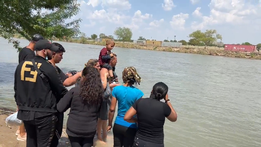 Un grupo de cubanos segundos antes de intentar cruzar el río Bravo por Piedras Negras, México, el 5 de abril de 2022. (ImpactoVisión Noticias/Facebook/Captura)