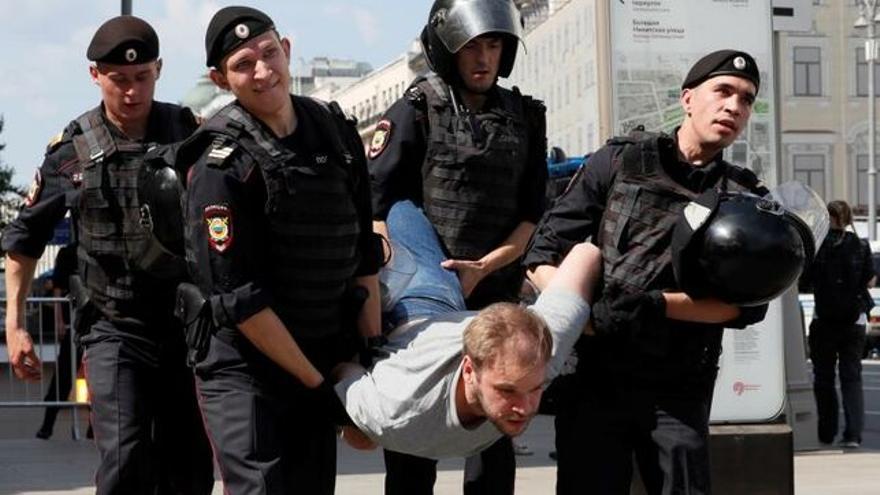La Policía rusa durante un operativo en Moscú. (EFE)