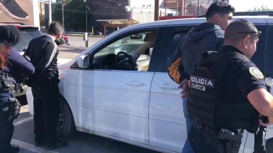 Policías municipales de Piedras Negras, en Coahuila, detuvieron a 14 choferes, que llevaron 72 migrantes a la franja fronteriza con EE UU. (Facebook/Alertacoahuila)