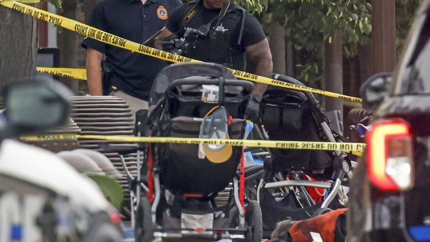 Policías custodian el lugar del tiroteo este lunes en Highland Park (Illinois, EE UU), que se llevó la vida de seis personas. (EFE/Tannen Maury)