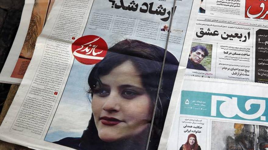 Portadas de periódicos iraníes con la imagen de Mahsa Amini. (EFE/Abedin Taherkenareh)