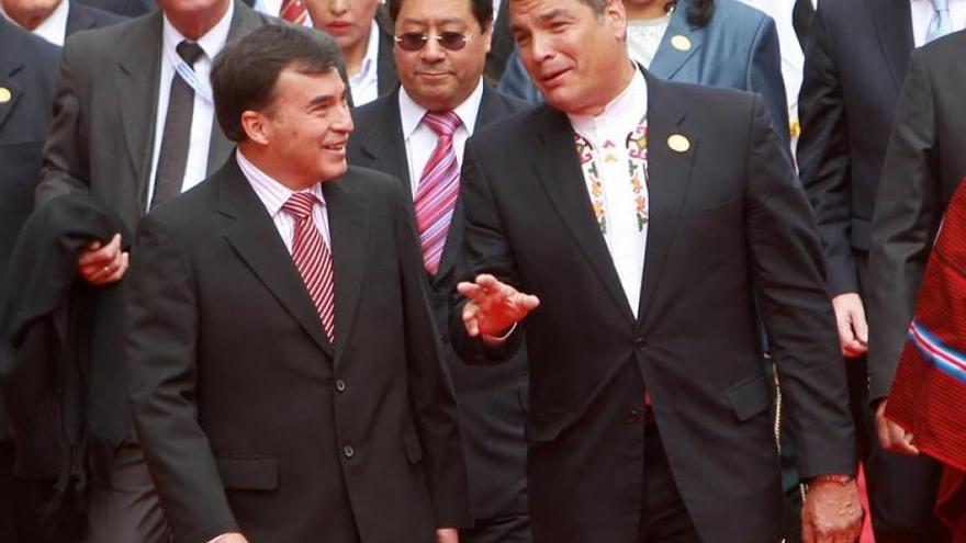El presidente de Ecuador, Rafael Correa (d), y el entonces ministro de la Presidencia de Bolivia, Juan Ramón Quintana (i), asisten a la ceremonia de investidura de Evo Morales para su tercer mandato, el 22 de enero de 2015. (EFE)