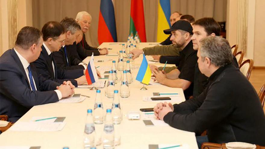 Primer reunión de las delegaciones de Ucrania y Rusia. (EFE)