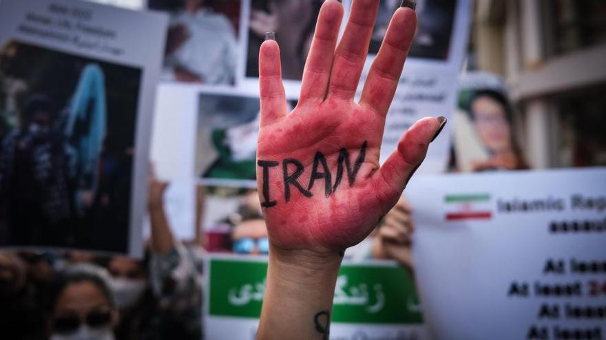 Protestas contra el régimen iraní tras la muerte de la joven Mahsa Amini. (Sedat Suna / EFE)
