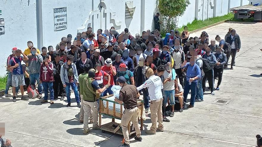 En el estado mexicano de Puebla, los agentes de Migración detuvieron a 180 migrantes, la mayoría cubanos, quienes se encontraban en un hotel de paso. (INM)