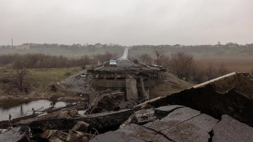 Puente destruido en las afueras de Jersón, en el sur de Ucrania. (EFE/EPA/Roman Pilipey)