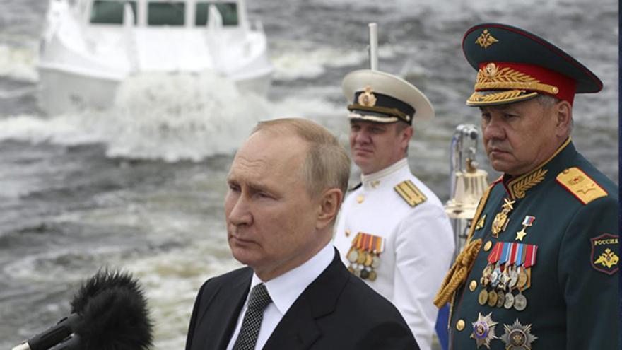 Putin, este domingo junto al ministro de Defensa, Sergei Shoigu, durante la presentación de la doctrina naval de Rusia. (EFE)