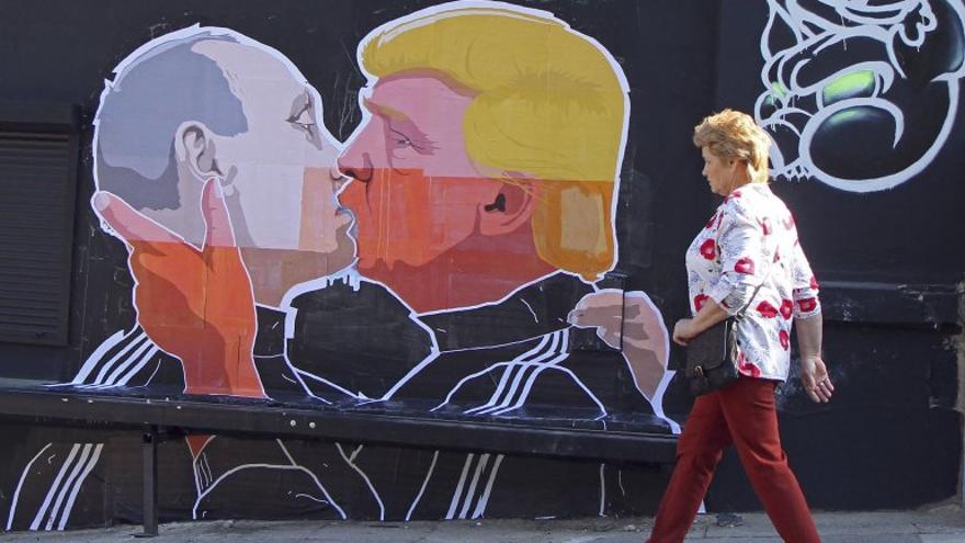 Putin y Trump besándose. El grafiti del diseñador lituano Mindaugas Bonanu se encuentra en un restaurante en Vilna. (EFE)