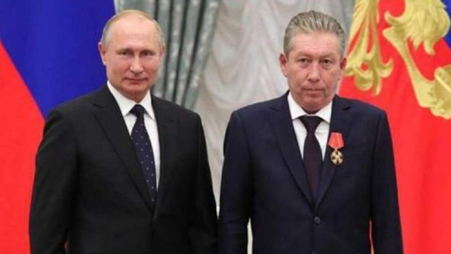 Putin posa con el fallecido presidente de Lukoil. (EP)