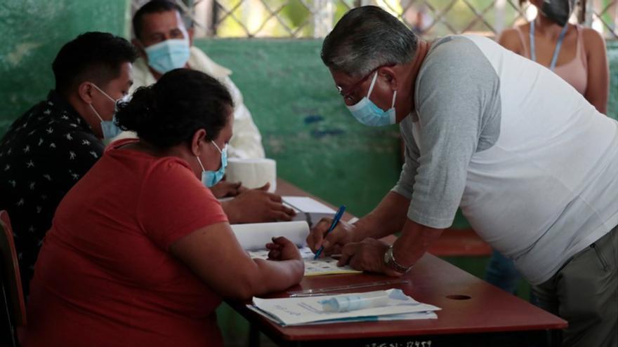 Un hombre vota en las elecciones presidenciales de este domingo, en la Junta Receptora de Esquipula en Managua (Nicaragua). (EFE/Jorge Torres)