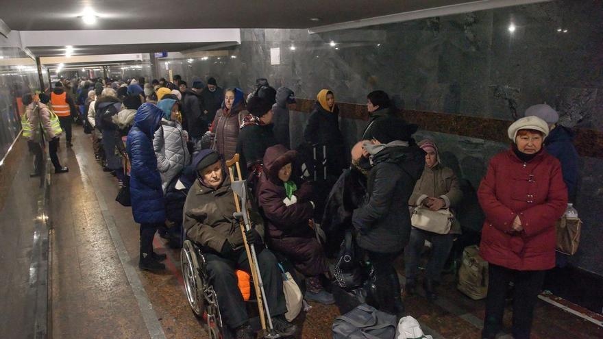 Refugiados en la estación de Lviv, Ucrania, para intentar escapar de la guerra. (EFE)