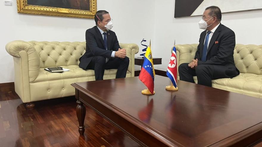 El ministro de Relaciones Exteriores de Venezuela, Carlos Faría, y el embajador de la República Popular Democrática de Corea, Ri Sung Gil, sostienen un encuentro bilateral. (Cancillería venezolana)