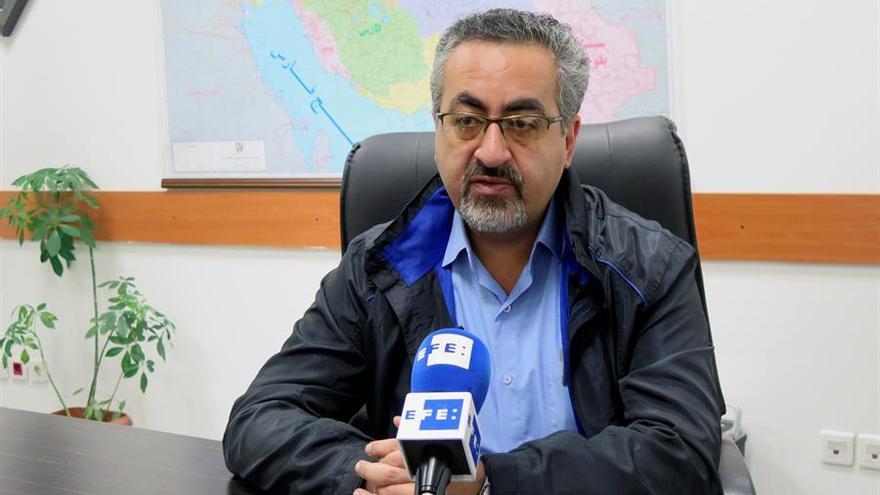 El jefe de Relaciones Públicas del Ministerio de Salud de Irán, Kianush Yahanpur, en una entrevista con Efe. (EFE/Marina Villén)