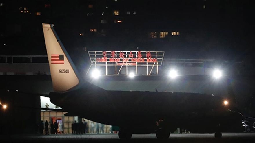 El vuelo SPAR19 del Boeing C-40C que transportaba a la delegación encabezada por la presidenta de la Cámara de Representantes de EE. UU., Nancy Pelosi, llega al aeropuerto de Songshan en Taipei, Taiwán, el 02 de agosto de 2022. (EFE/EPA/RITCHIE B. TONGO)