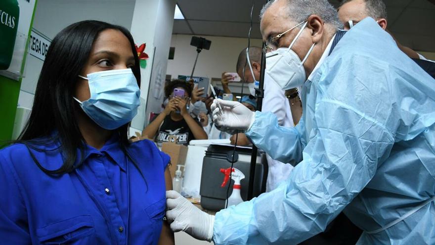 Este domingo llegaron ocho toneladas de vacunas a República Dominicana, segundo país más inmunizado de América Latina. (Presidencia)