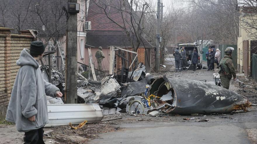 Restos de un avión que se ha estrellado a las afueras de Kiev la madrugada del viernes. (EFE/Sergey Dolzhenko) 