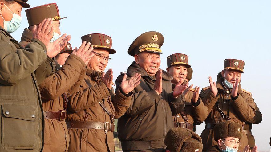 Ri Pyong-chol (cuarto por la izquierda), uno de los hombres fuertes del régimen de Corea del Norte. (EFE/EPA/KCNA)