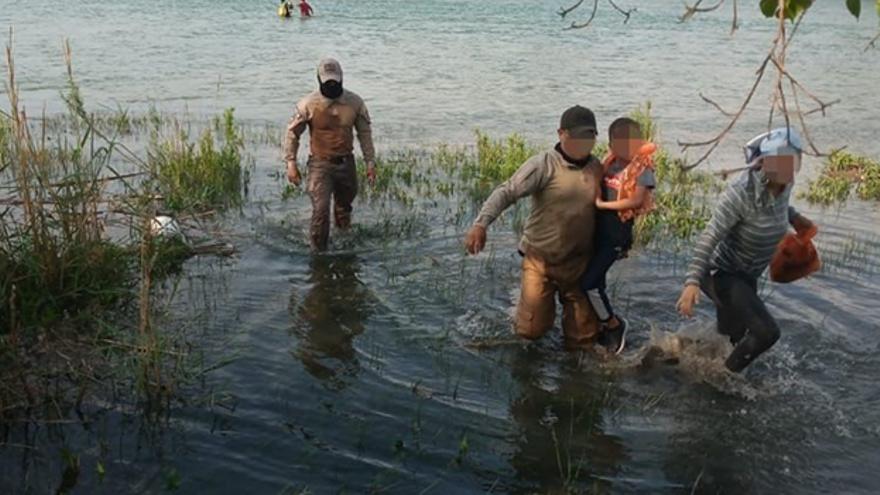 Dos cubanos, madre e hijo, fueron rescatados del Río Bravo. (Instituto Nacional de Migración)