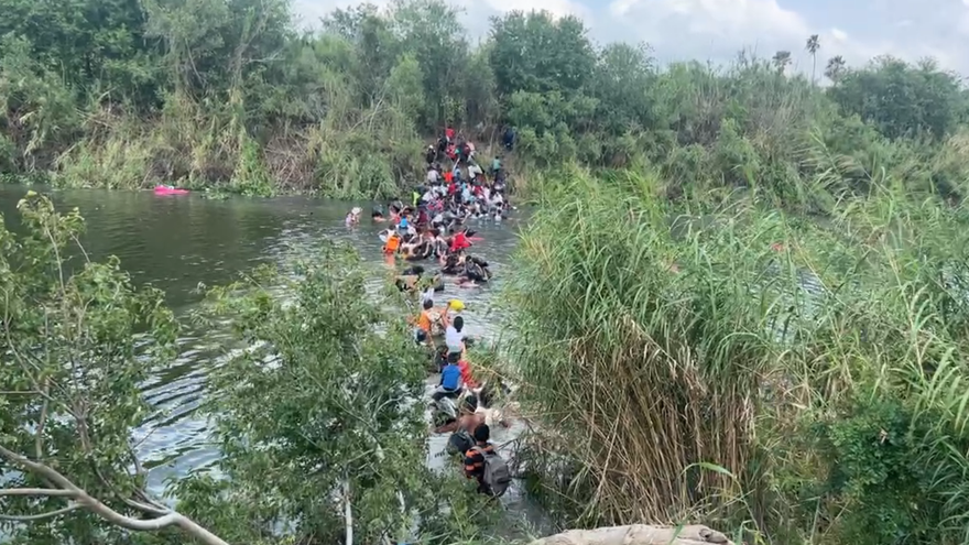 Los migrantes cruzaron sin más el Río Bravo ante la mirada de las autoridades fronterizas mexicanas. (Captura/ImpactoVisión)
