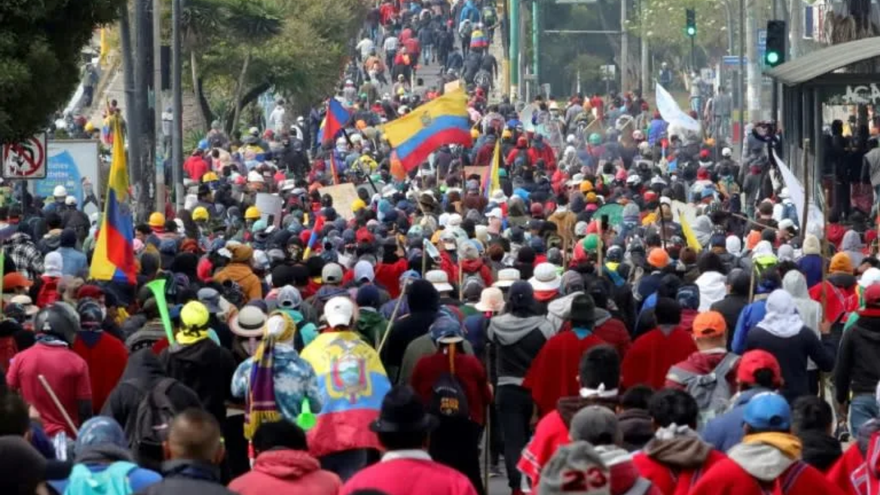 Ríos de manifestantes aumentan la presión en las calles militarizadas de Quito.  (EFE)