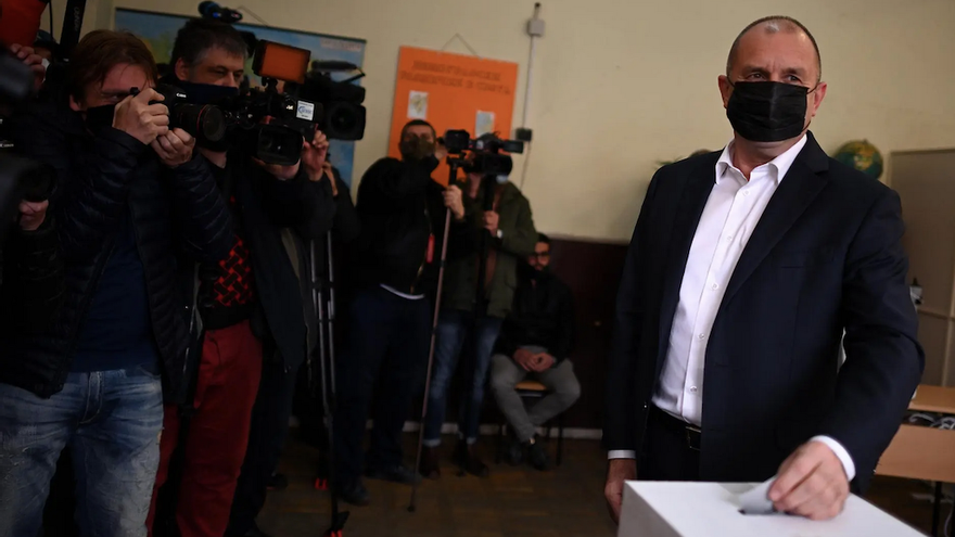  El presidente búlgaro, Rumen Radev, deposita su voto en un colegio electoral durante la segunda vuelta de unas elecciones presidenciales el 21 de noviembre de 2021, en Sofía. (EFE/EPA/Vassil Donev)