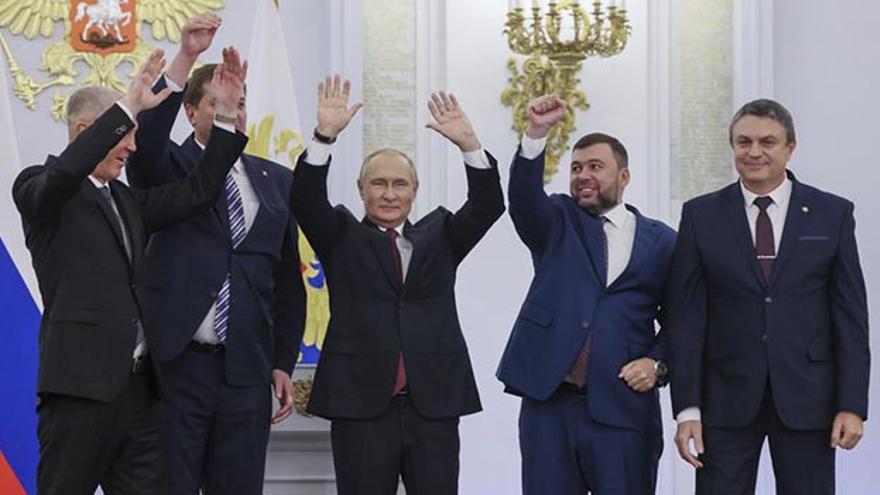  El presidente de Rusia, Vladímir Putin, firmó hoy los tratados de anexión con los líderes de las regiones ucranianas. (EFE)