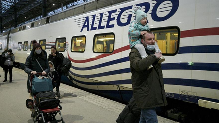 Rusos en la estación del tren que buscan dejar su país. (EFE)