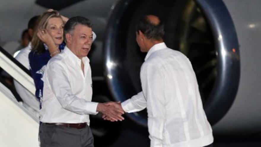 Santos a su llegada al aeropuerto de La Habana, donde fue recibido por el viceministro cubano de Relaciones Exteriores, Rogelio Sierra. (EFE)