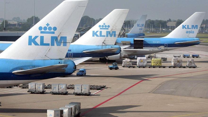 Un equipo del servicio de salud municipal acudió al aeropuerto Schiphol de Ámsterdam para someter a sus 600 pasajeros procedentes de Sudáfrica a un test. (EFE/Toussaint Kluiters)