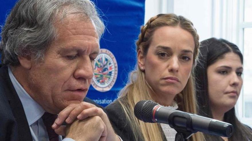 El Secretario General de la OEA, Luis Almagro y activistas venezolanos durante una conferencia de prensa este lunes. (EFE)