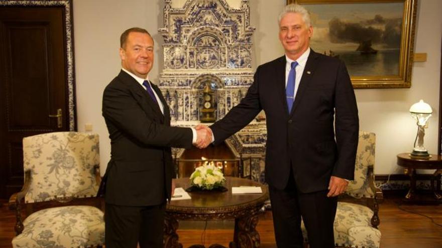 El vicepresidente del Consejo de Seguridad de la Federación de Rusia, Dimitri Medvedev, y Miguel Díaz-Canel, este lunes en Moscú. (Granma)