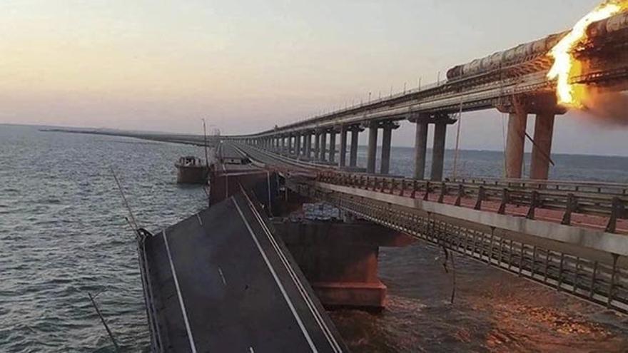 Una fotografía proporcionada por el Servicio de Seguridad de Ucrania muestra una parte colapsada del puente del Estrecho de Kerch en Crimea, el 8 de octubre de 2022.(SSU)