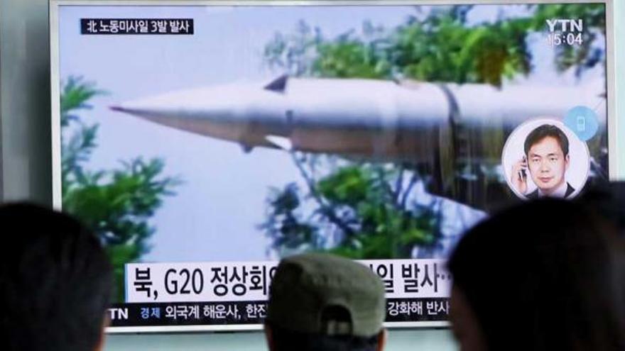 Un informativo en Seúl, Corea del Sur, informa sobre el lanzamiento, por parte de Corea del Norte, de tres misiles balísticos al Mar de Japón. (EFE)