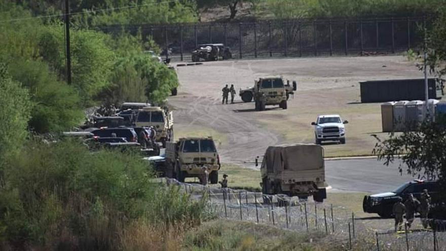 Desde el pasado jueves se observa equipo militar y policías estatales en el campo Shelby, en Eagle Pass, Texas. (Facebook/Cruzando Fronteras)