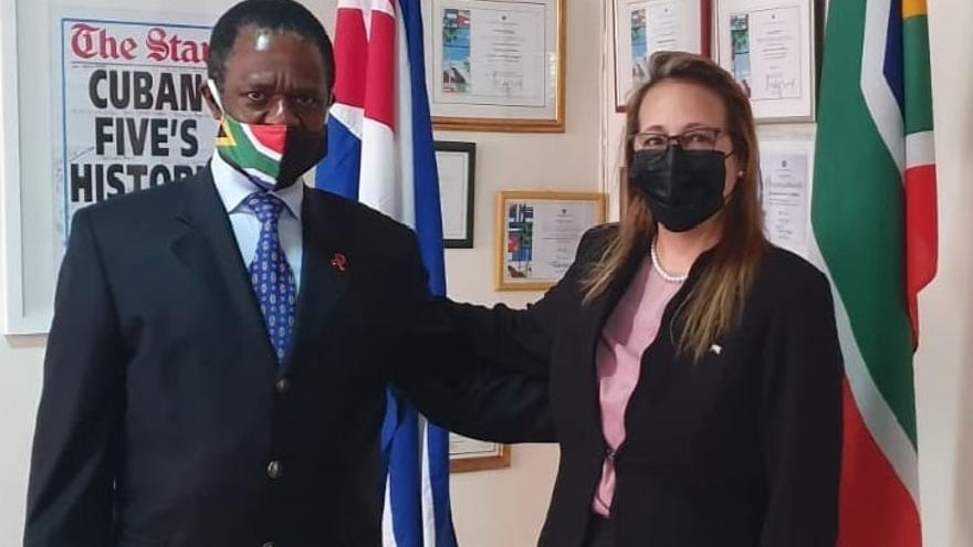 Sibongiseni Dhlomo, viceministro de Salud de Sudáfrica este octubre en la embajada de Cuba en su país. (Facebook)