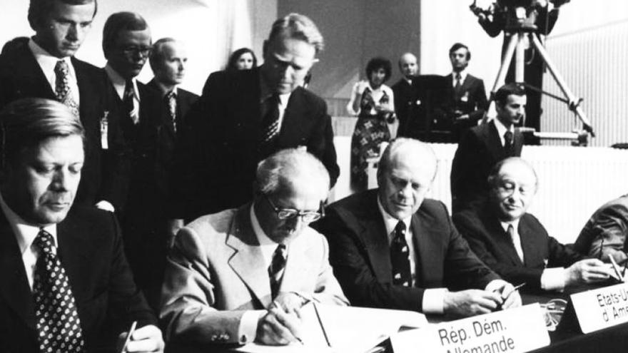 En la imagen de 1975, el secretario del Partido Socialista Unificado de Alemania, Erich Honecker, a la izquierda, junto al presidente de EE UU, Gerald Ford, en la firma del Acta Final de Helsinki  (osce)