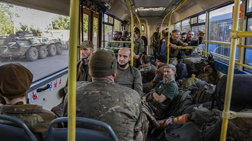 Soldado ucranianos esperaban en un autobús tras ser evacuados de la acería de Azovstal, en Mariupol. (EFE/EPA/ALESSANDRO GUERRA)