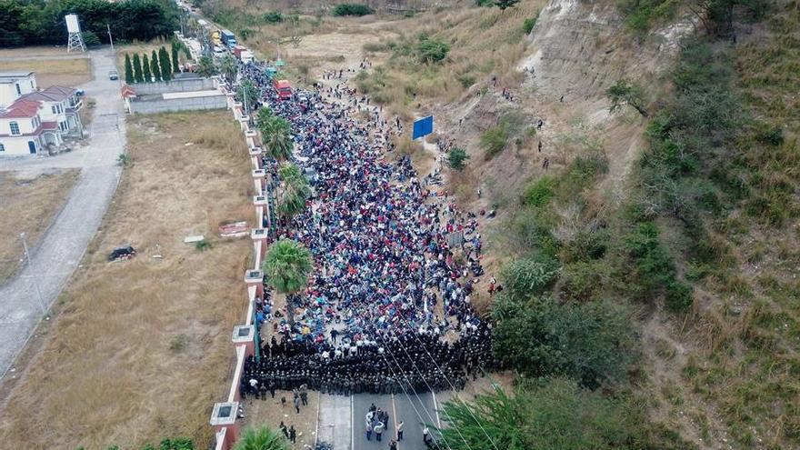 Soldados y policías guatemaltecos forman una barricada humana para detener a los migrantes hondureños en Chiquimula (Guatemala). (EFE/ Esteban Biba)