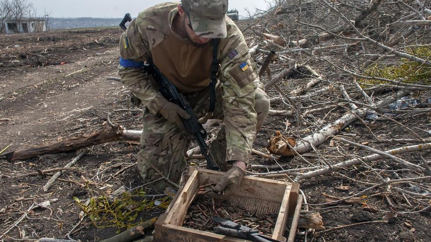 Soldados ucranianos inspeccionan las posiciones rusas destruidas en la aldea de Mala Rohan, recuperada por el ejército ucraniano, cerca de Járkov, en el noreste de Ucrania. (EFE/EPA/Vasiliy Zhlobsky)