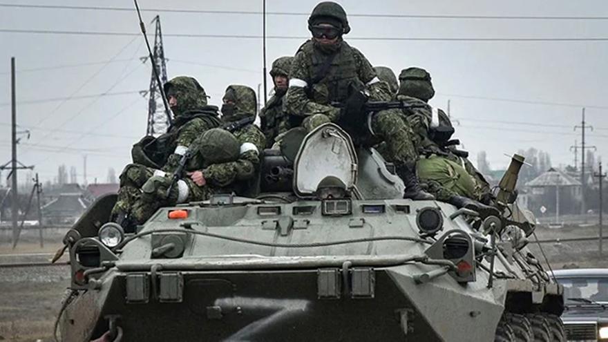 Soldados en un tanque ruso en Ucrania. (EFE/STRINGER) 