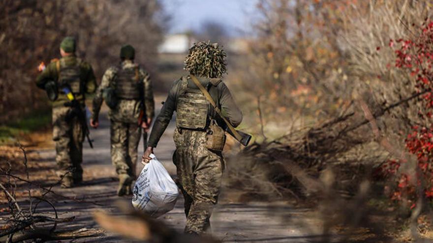 Soldados ucranianos entrando en territorio de la región de Jersón, tras ser liberada del Ejército ruso. (EFE/EPA)